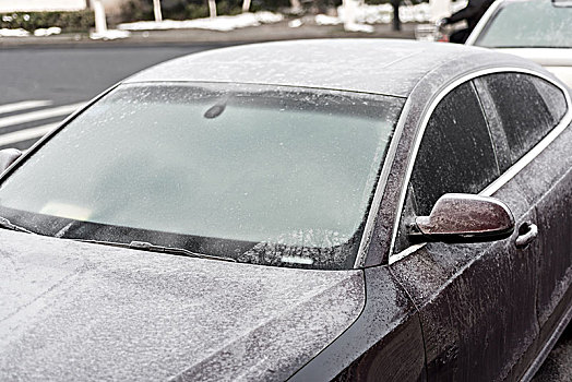 车窗上的积雪