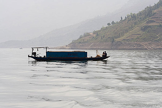 重庆三峡瞿塘峡渔船