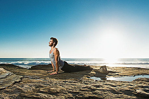 向上,狗,瑜伽姿势,海滩,加利福尼亚