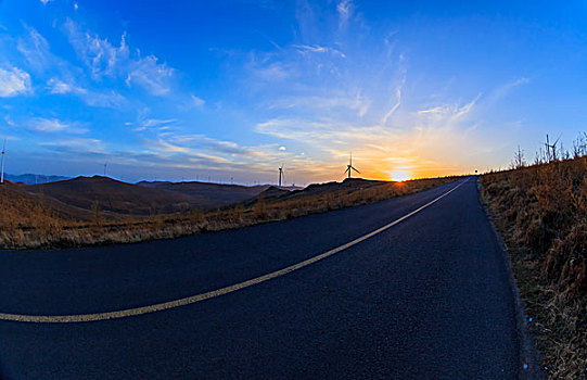 草原天路夕阳