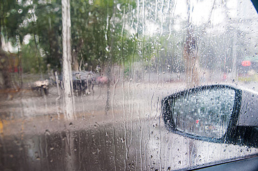 下大雨时汽车后视镜特写