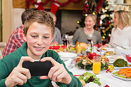 男孩,拿着,智能手机,圣诞晚餐