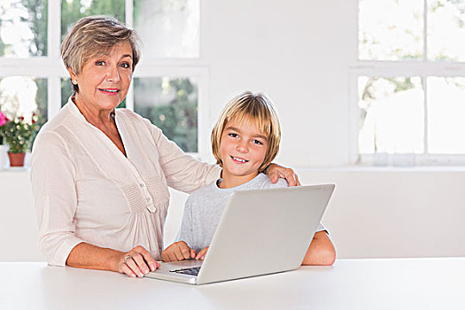 奶奶,孩子,看,摄影,笔记本电脑,厨房