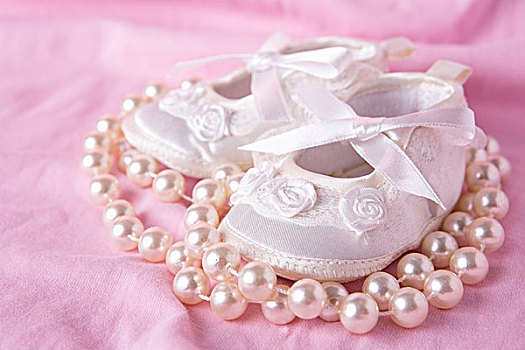 白色,婴儿鞋,珍珠项链,粉色,毯子