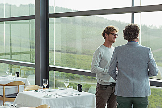 男人,交谈,葡萄酒厂,餐厅,窗户