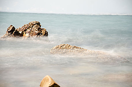 海岸线的岩石