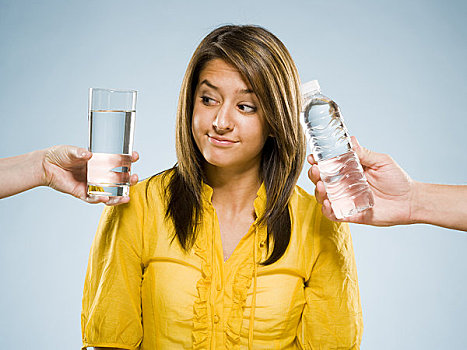 女人,选择,水杯,瓶装水