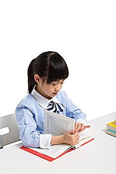 小女孩在课桌前看书