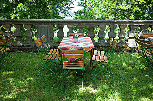 花园桌,椅子,正面,石头,栏杆