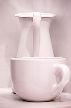 一套白色的陶瓷壶和茶杯