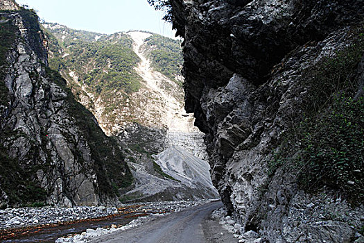 一段崎岖蜿蜒的岩石山路