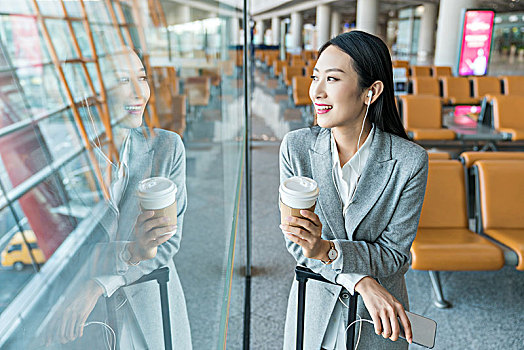 商务女士在机场候机