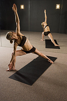 女青年,伸展,拿着,瑜伽姿势,锻炼,棚拍