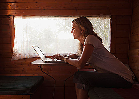 女人,坐,旁侧,窗,工作,电脑,安达卢西亚,西班牙