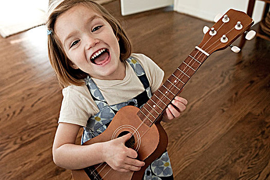 小女孩,弹吉他