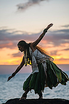 女人,草裙舞,跳舞,沿岸,石头,穿,传统服装,日落,毛伊岛,夏威夷,美国