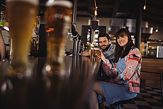 头像,幸福伴侣,拿着,玻璃杯,啤酒,台案,酒吧