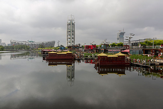 晨雾中的北京市,玲珑塔和鸟巢