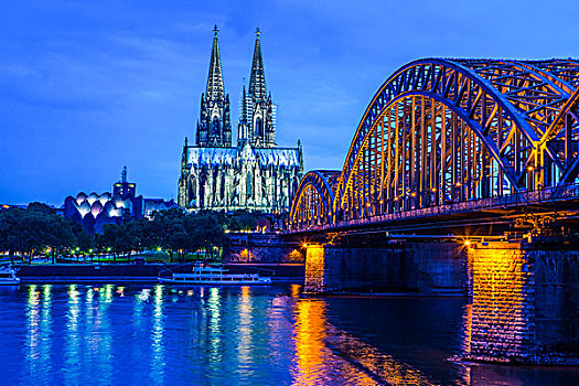 霍恩佐伦大桥,科隆大教堂,莱茵河,夜晚,科隆,德国,欧洲