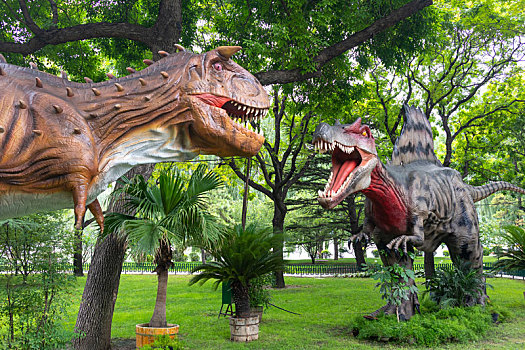 公园里的恐龙模型