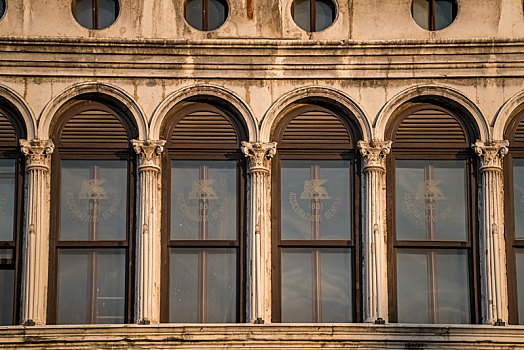 意大利威尼斯老城文艺复兴风格建筑与雕像