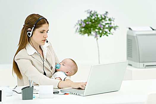 职业女性,办公室,拿着,睡觉,婴儿,耳机,笔记本电脑