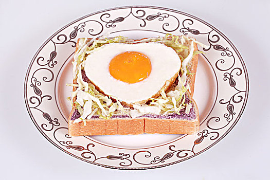 用心形煎鸡蛋制作三明治