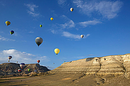 热气球,漂浮,远景,上方,山,卡帕多西亚,安纳托利亚,土耳其