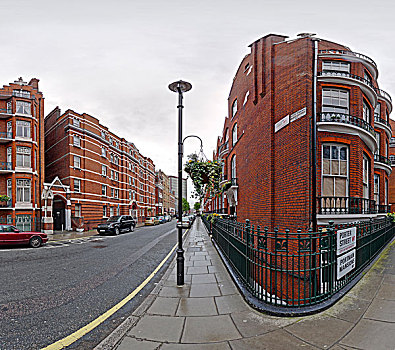 蓝天白云下的具有欧洲风格的英国伦敦贝克街和古典建筑