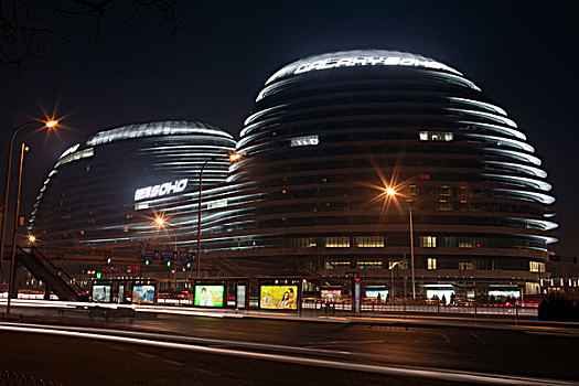 北京cbd新的地标建筑银河soho办公大楼夜景和公路