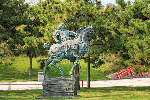 中国山东省青岛雕塑园内草原蒙古族青年和骏马