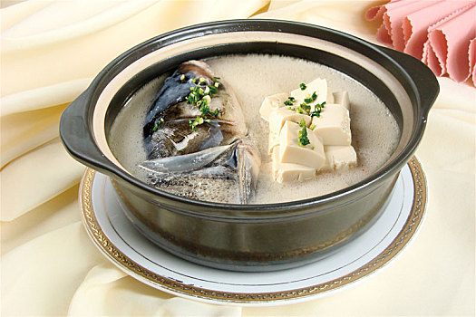 鱼头豆腐煲