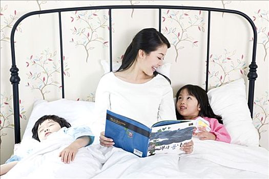 母亲,读,书本,两个孩子,床