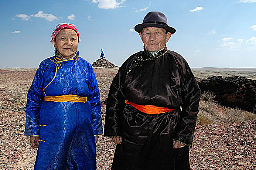 老年夫妇,蒙古,道路,佛教,祈祷,服装,传统,穿戴,西部,布,风景,后面,石头,堆积,中心