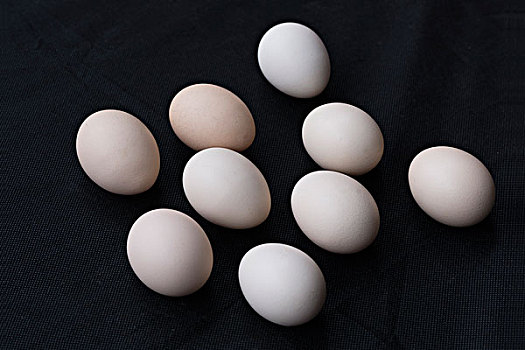 鸡蛋摆放在黑色麻布背景上