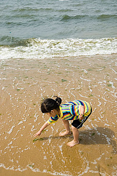 海边玩耍的儿童
