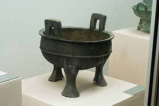 内蒙古博物馆陈列战国青铜鼎