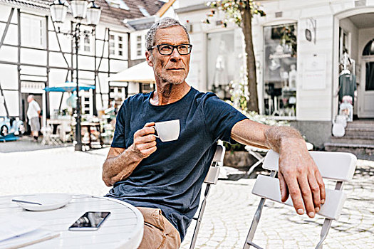 成熟,男人,街边咖啡厅,喝,一杯咖啡