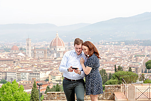 年轻,情侣,微笑,手机,圣母百花大教堂,背景,佛罗伦萨,托斯卡纳,意大利