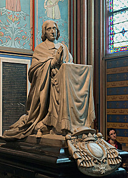 法国巴黎圣母院主教雕像