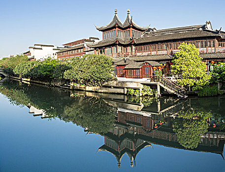 南京夫子庙古运河边的步行街古建筑全景图