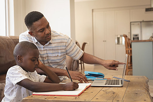 美国黑人,父亲,帮助,儿子,家庭作业,笔记本电脑,桌子