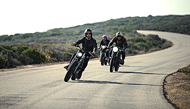 三个男人,穿,脸,安全帽,墨镜,骑,咖啡,竞速,摩托车,乡村道路