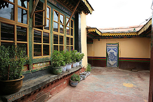 西藏甘丹寺的屋顶建筑