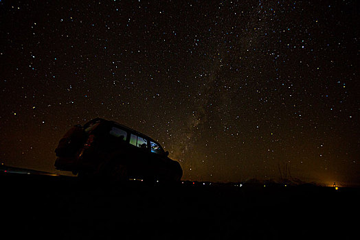 星空下的越野车