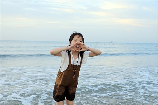 山东省日照市,清晨里的海滩人头攒动,游客赏日出踏浪戏水迎接美好的一天