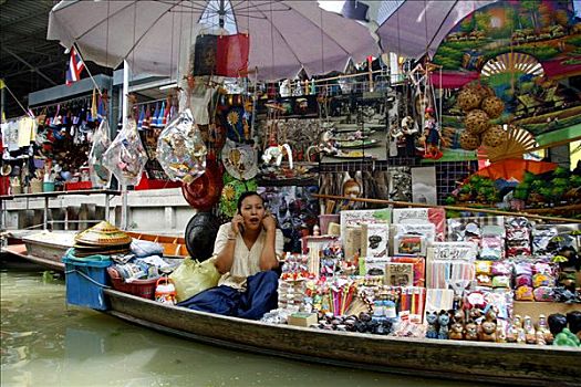 摊贩,接电话,丹能沙朵水上市场,水上市场,河,市场,曼谷,泰国,亚洲