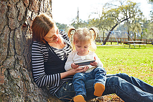 母女,玩,智能手机,一起,坐,公园,树