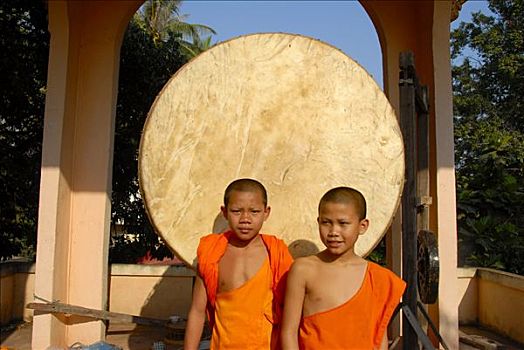 佛教,新信徒,僧侣,站立,正面,大,圆,鼓,寺院,万象,老挝,东南亚