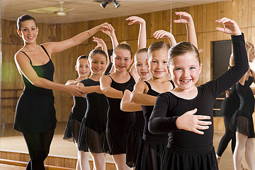 肖像,芭蕾舞者,8-9岁,练习,教师,指示,舞蹈室,镜子,背景